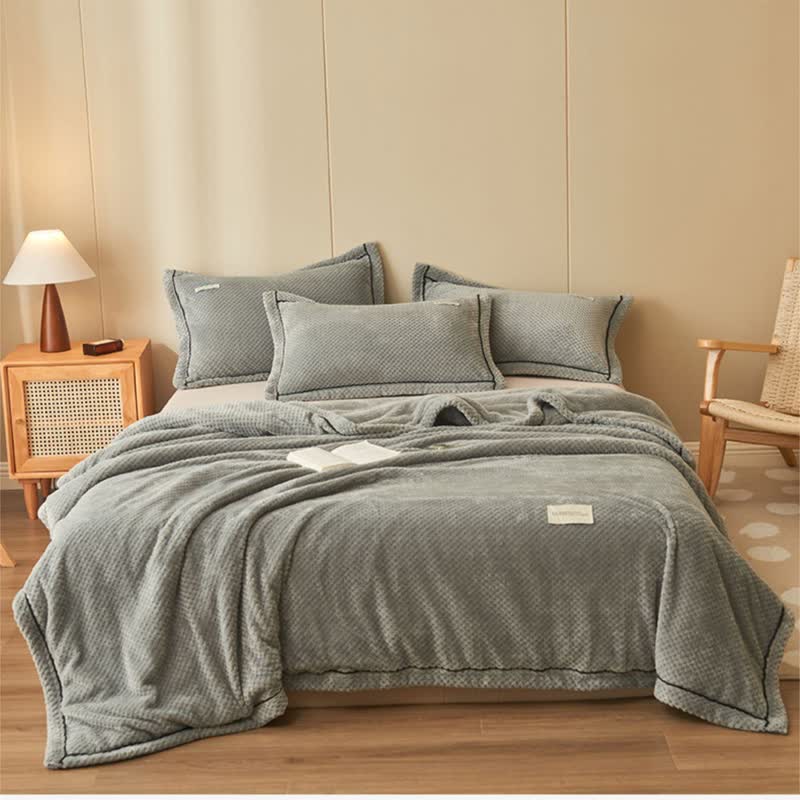 Solid Color Soft Fleece Blanket – Cozy, Warm & Lightweight